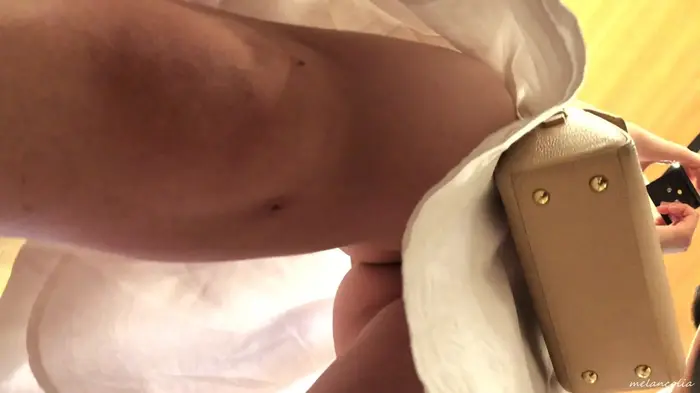 [upskirt950 upside-down shooting older sister] An older sister in a white dress who is taken with a pink P of an erotic T-back with a rise in the crotch 11th image