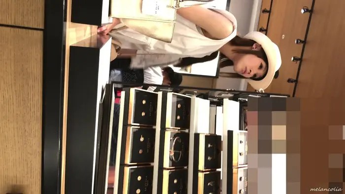 [upskirt950 upside-down shooting older sister] An older sister in a white dress who is taken with a pink P of an erotic T-back with a rise in the crotch 2th image