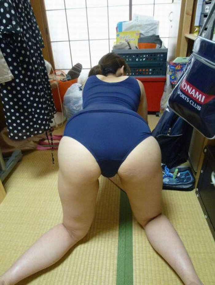 Mature woman's buttocks erotic image taken at home 53th image