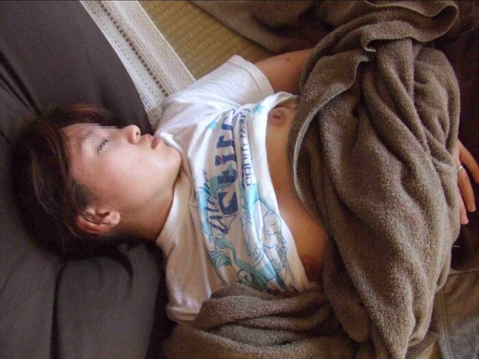 - [Amateur nipple erotic image] Mischief to her sleeping ... An amateur girl who exposes her nipples to the whole world without knowing www 2th image