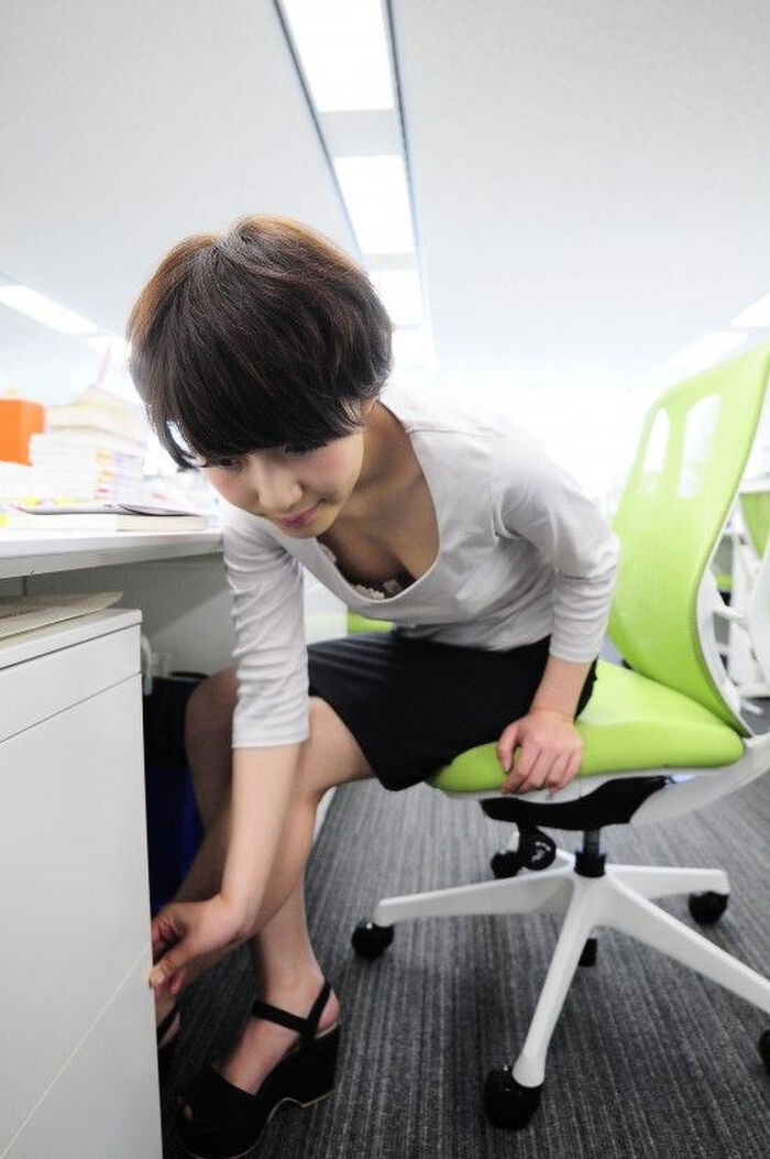Erotic image that heals the cleavage of a beautiful office lady 25th image