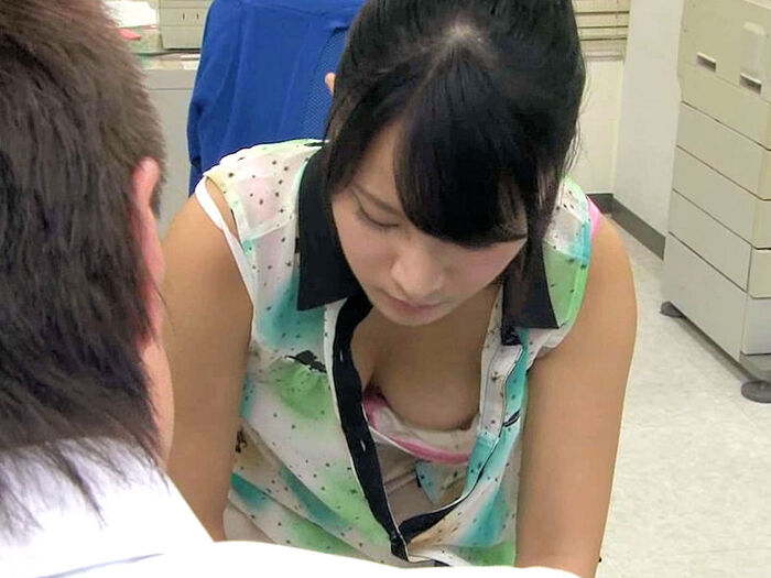 Erotic image that heals the cleavage of a beautiful office lady 40th image