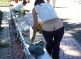 【ローライズエロ画像】腰上パンチラどころか公衆の面前の尻のワレメまる見え…頭おかしいだろこいつらwwww