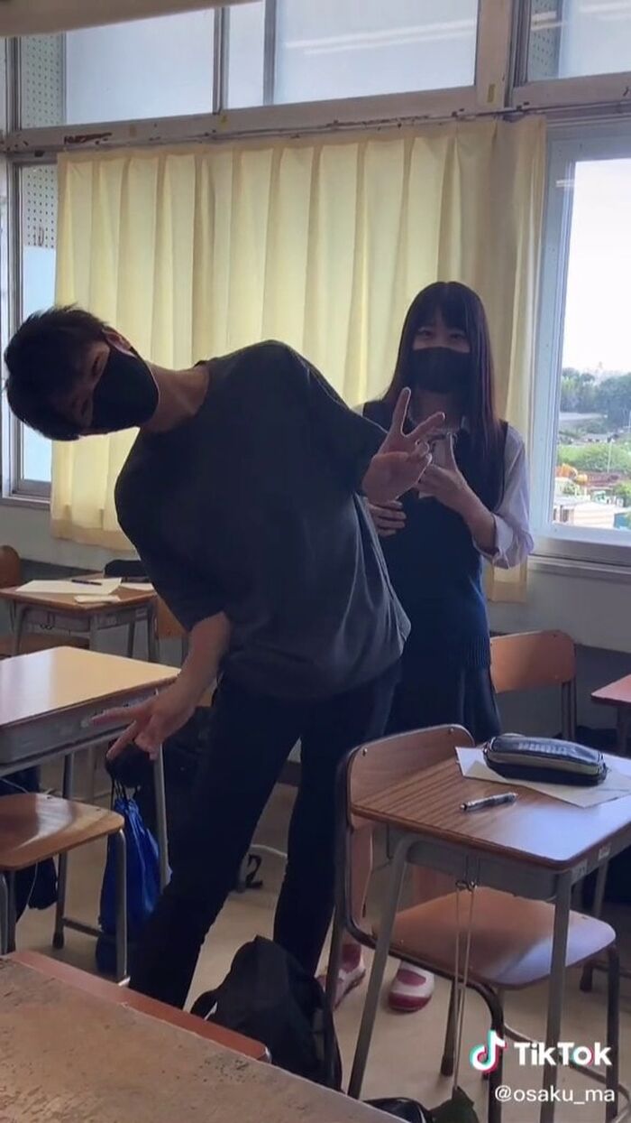 【画像】おそらくjk抱きまくりの男性教師が見つかるwwwww 5th image