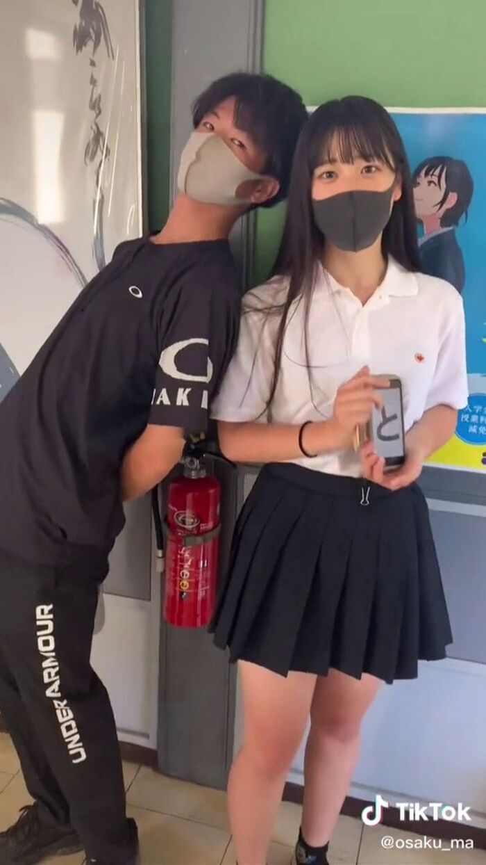 【画像】おそらくjk抱きまくりの男性教師が見つかるwwwww 9th image