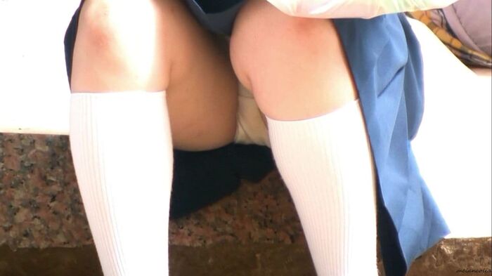 [eros1193 sitting panchira] Serious glasses JK that looks good on white thighs that white socks look good on white thighs that are taken with a telephoto of white P plump crotch during a break 10th image