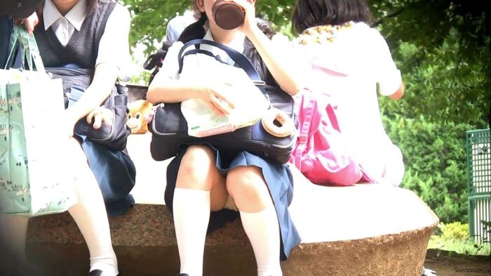 [eros1193 sitting panchira] Serious glasses JK that looks good on white thighs that white socks look good on white thighs that are taken with a telephoto of white P plump crotch during a break 4th image