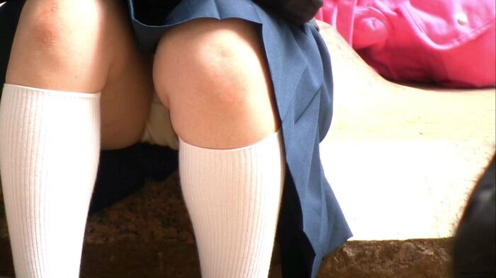[eros1193 sitting panchira] Serious glasses JK that looks good on white thighs that white socks look good on white thighs that are taken with a telephoto of white P plump crotch during a break 5th image