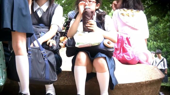[eros1193 sitting panchira] Serious glasses JK that looks good on white thighs that white socks look good on white thighs that are taken with a telephoto of white P plump crotch during a break 6th image