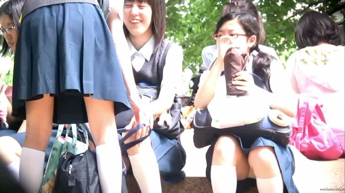 [eros1193 sitting panchira] Serious glasses JK that looks good on white thighs that white socks look good on white thighs that are taken with a telephoto of white P plump crotch during a break 8th image