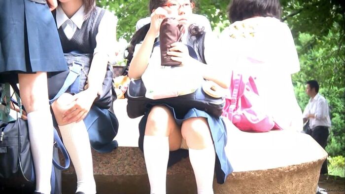 [eros1193 sitting panchira] Serious glasses JK that looks good on white thighs that white socks look good on white thighs that are taken with a telephoto of white P plump crotch during a break 9th image