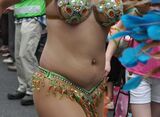 Is this a punishment game? Japan samba where an aunt who is never young exposes her chubby belly and dances www