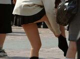 【街撮りミニスカエロ画像】ちょwwこれ、見えてるのか見えてないのか…ギリギリのスカート丈が興奮するミニスカ娘