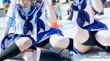 [eros1060 Cos Panty Shot] Panty shot of a beautiful layer that shows a glimpse of white and light blue stripes P by crouching and recombining legs