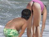 [* Forward bending unavoidable *] Mom's swimsuit with children is too erotic and the crotch is tented wwww