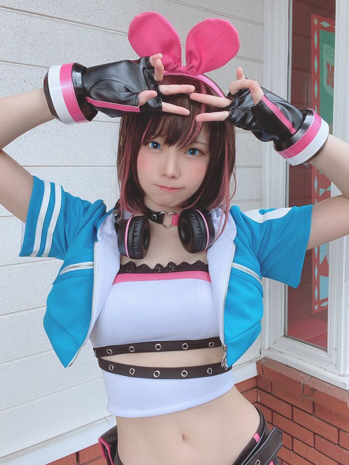 【Image】Enako and Kizuna Ai's belly button cosplay looks good 2th image