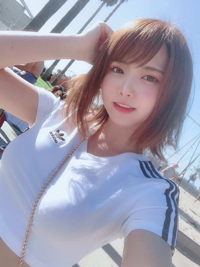 【Image】Enako and Kizuna Ai's belly button cosplay looks good 5th image