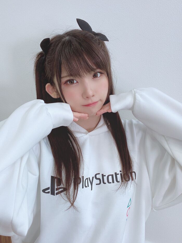 【Image】Enako and Kizuna Ai's belly button cosplay looks good 7th image