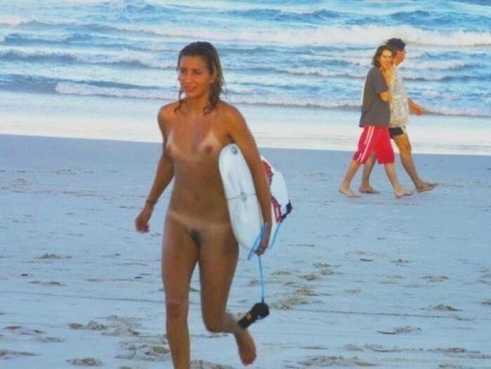 Why do foreigners want to naked at everything? ww Naked surfer who appears when it gets warm www 10th image