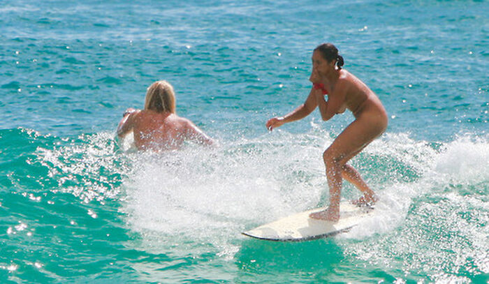 Why do foreigners want to naked at everything? ww Naked surfer who appears when it gets warm www 12th image