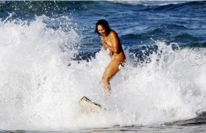 Why do foreigners want to naked at everything? ww Naked surfer who appears when it gets warm www 3th image