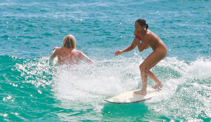 Why do foreigners want to naked at everything? ww Naked surfer who appears when it gets warm www 4th image