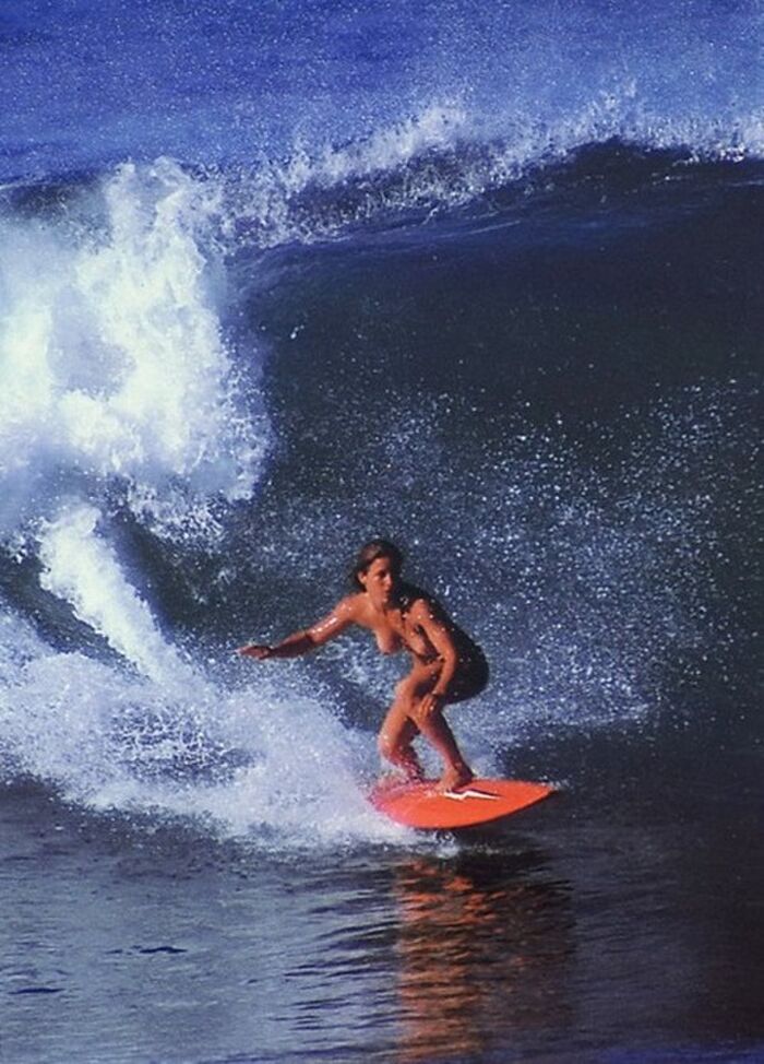 Why do foreigners want to naked at everything? ww Naked surfer who appears when it gets warm www 8th image