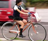【自転車パンチラ】新学期が始まってしっかり目に焼き付けておきたい朝の通学風景www