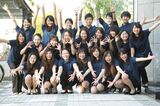 [*Panty shot*] Zu~mu is there! Zoom is a must for group photo panchira!