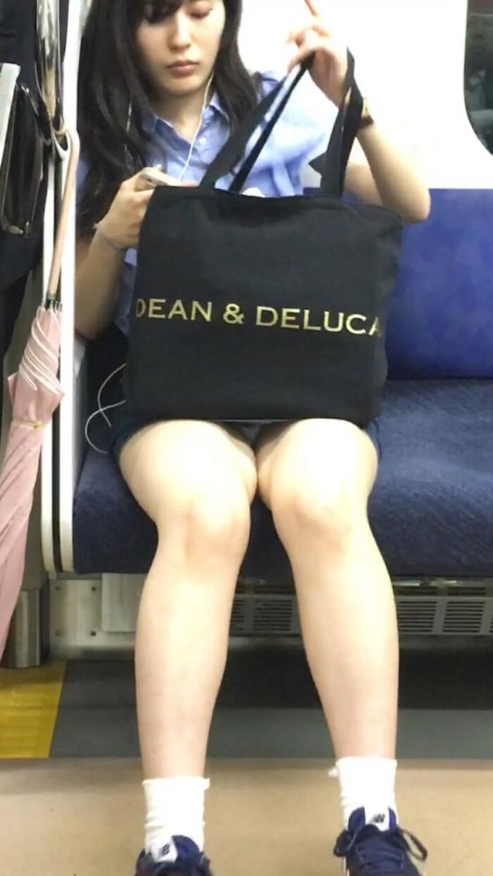 [Panty shot on the train] The older sister across the street is doing panchira, so I've passed the station where I get off w 5th image