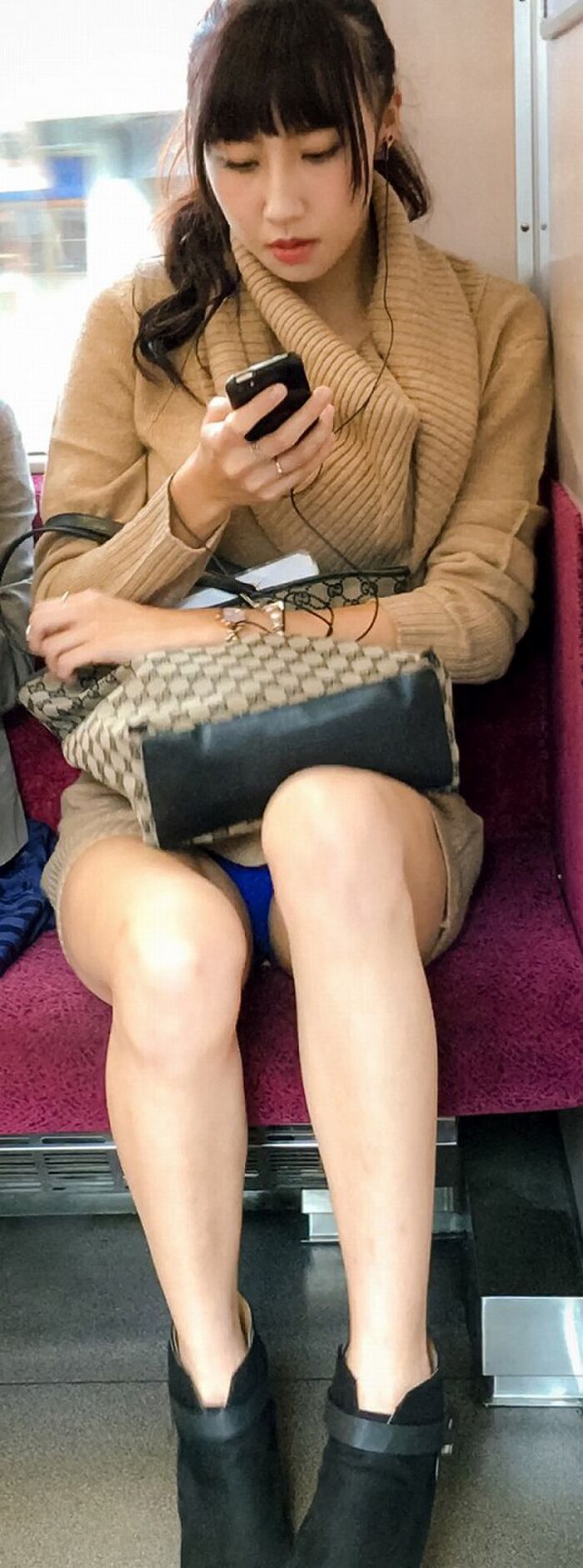[Panty shot on the train] The older sister across the street is doing panchira, so I've passed the station where I get off w 6th image
