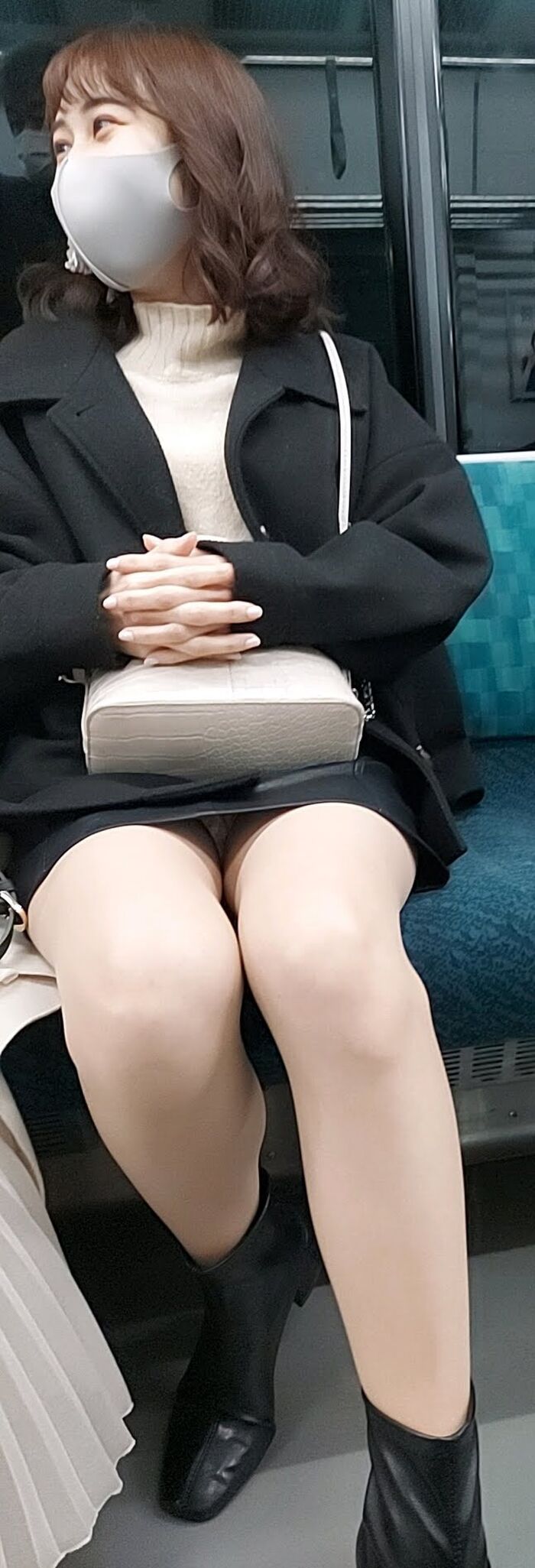 [Panty shot on the train] The older sister across the street is doing panchira, so I've passed the station where I get off w 9th image