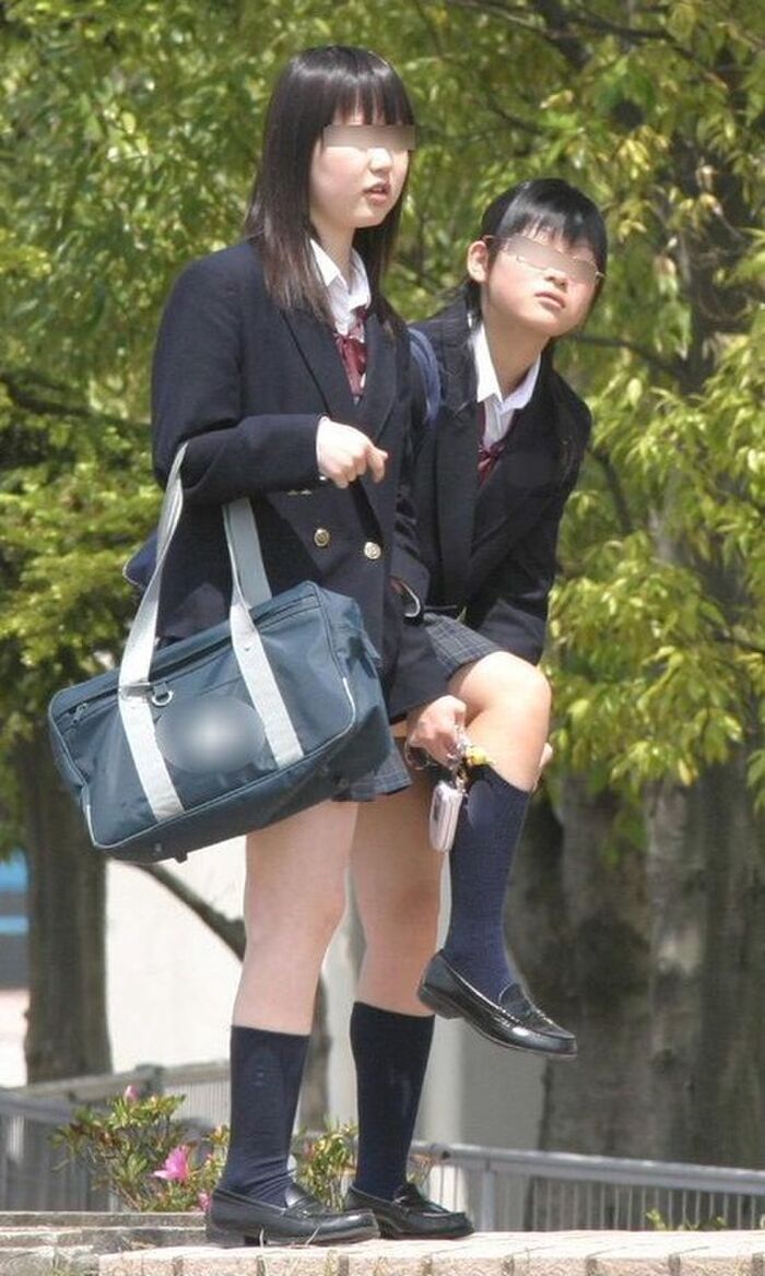 Is this more important than panchira ...? If a high school student fixes his socks on the side of the road, there is a high probability that he will panchira www 13th image