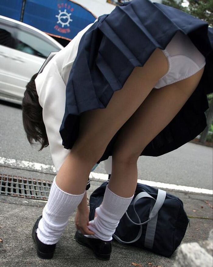 Is this more important than panchira ...? If a high school student fixes his socks on the side of the road, there is a high probability that he will panchira www 14th image