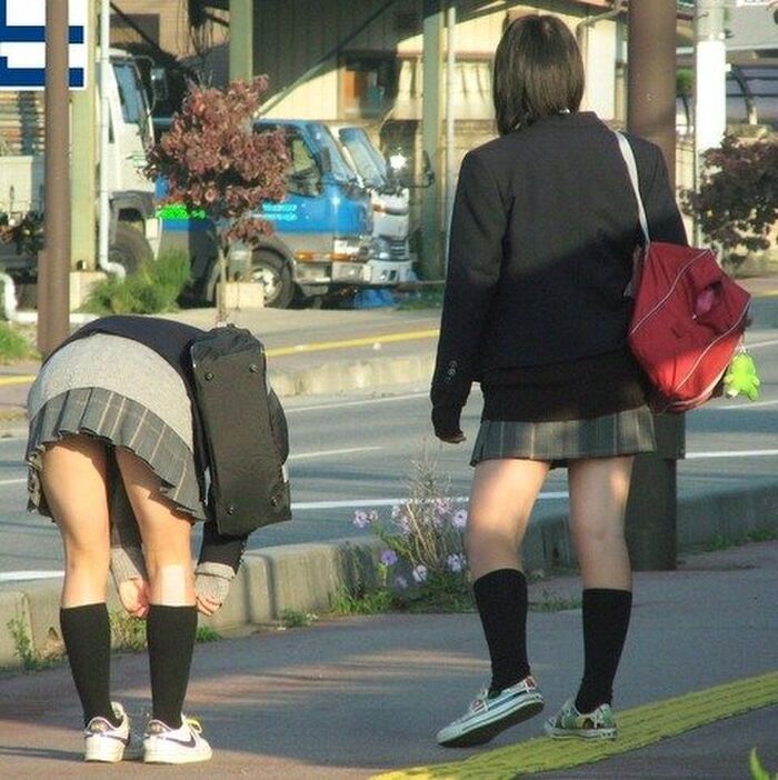 Is this more important than panchira ...? If a high school student fixes his socks on the side of the road, there is a high probability that he will panchira www 3th image