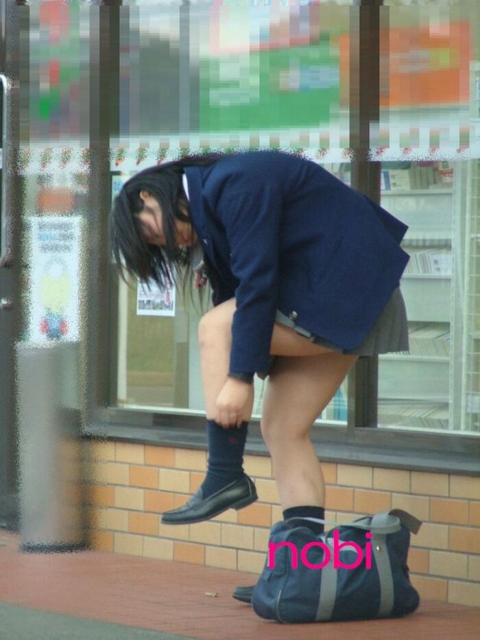Is this more important than panchira ...? If a high school student fixes his socks on the side of the road, there is a high probability that he will panchira www 4th image