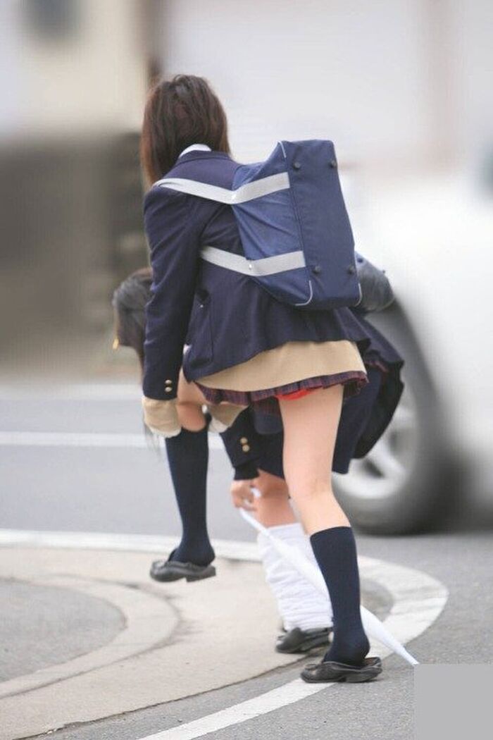 Is this more important than panchira ...? If a high school student fixes his socks on the side of the road, there is a high probability that he will panchira www 7th image