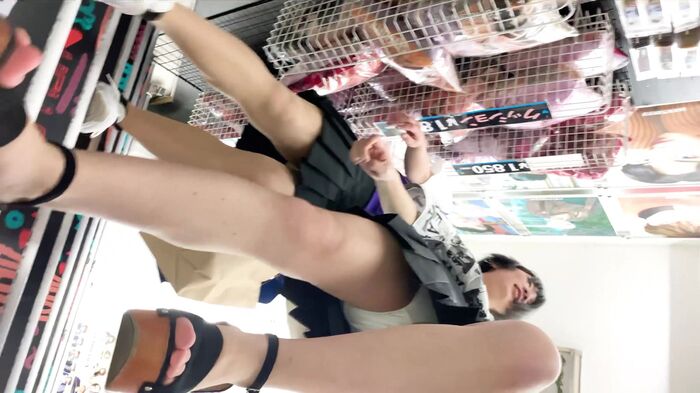 [upskirt398 upside down shooting JK] White thighs extending from black mini and white P are destructive short cuts suitable plain clothes JK 24th image