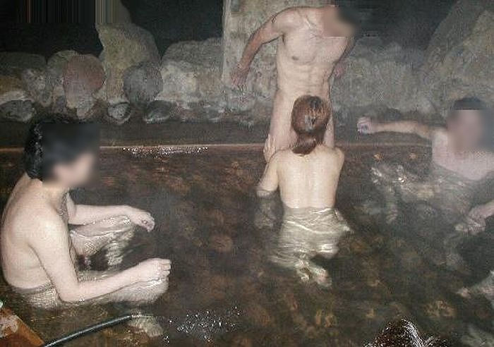温泉セックス不可避な露天風呂（混浴あり）のエロ画像 12th image