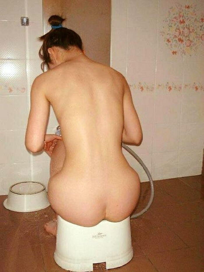 風呂イスに座ってシャワーを浴びるエロ画像 12th image