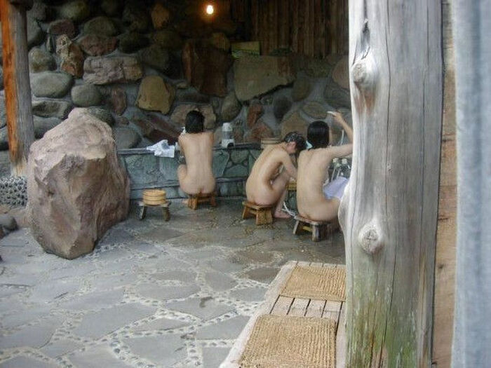 風呂イスに座ってシャワーを浴びるエロ画像 8th image