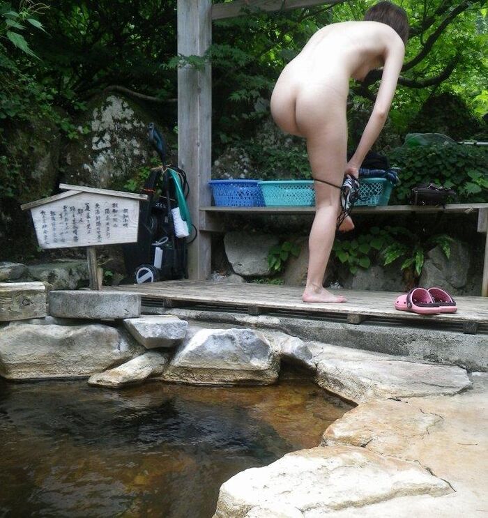 お尻が無防備な露天風呂ケツ撮りエロ画像 10th image