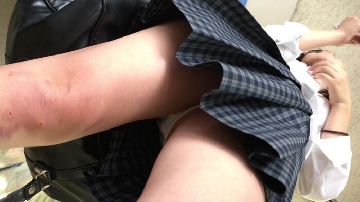 [upskirt351 upside-down shooting JK] Stupid JK that can be captured by the camera from white P to crotch darkening with open legs squatting 11th image