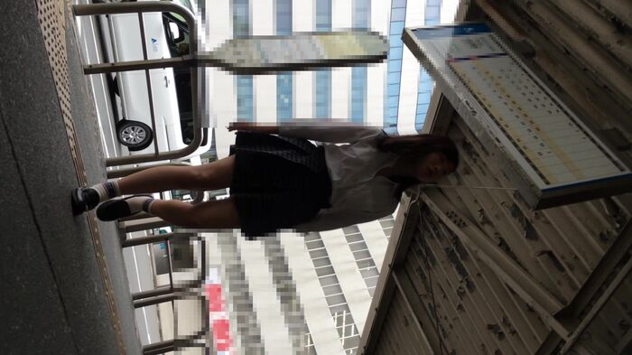 [upskirt351 upside-down shooting JK] Stupid JK that can be captured by the camera from white P to crotch darkening with open legs squatting 2th image