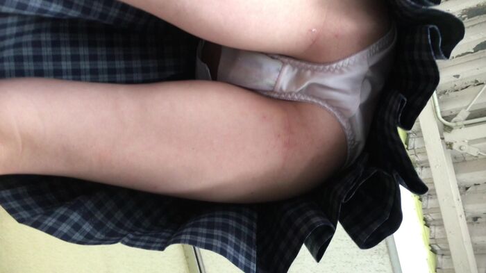 [upskirt351 upside-down shooting JK] Stupid JK that can be captured by the camera from white P to crotch darkening with open legs squatting 23th image