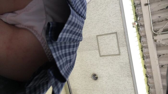 [upskirt351 upside-down shooting JK] Stupid JK that can be captured by the camera from white P to crotch darkening with open legs squatting 26th image