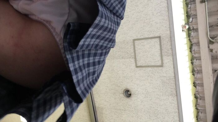 [upskirt351 upside-down shooting JK] Stupid JK that can be captured by the camera from white P to crotch darkening with open legs squatting 27th image