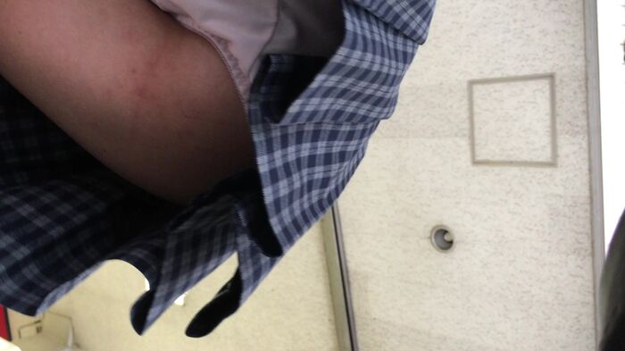 [upskirt351 upside-down shooting JK] Stupid JK that can be captured by the camera from white P to crotch darkening with open legs squatting 28th image