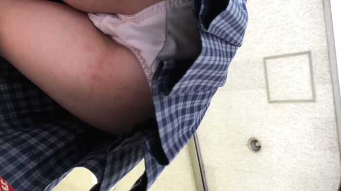 [upskirt351 upside-down shooting JK] Stupid JK that can be captured by the camera from white P to crotch darkening with open legs squatting 29th image