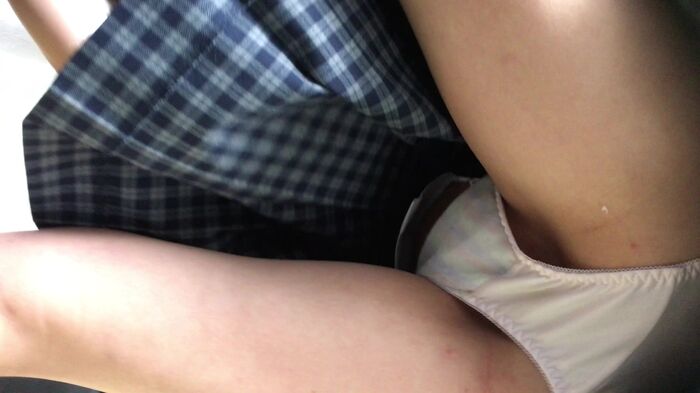 [upskirt351 upside-down shooting JK] Stupid JK that can be captured by the camera from white P to crotch darkening with open legs squatting 39th image